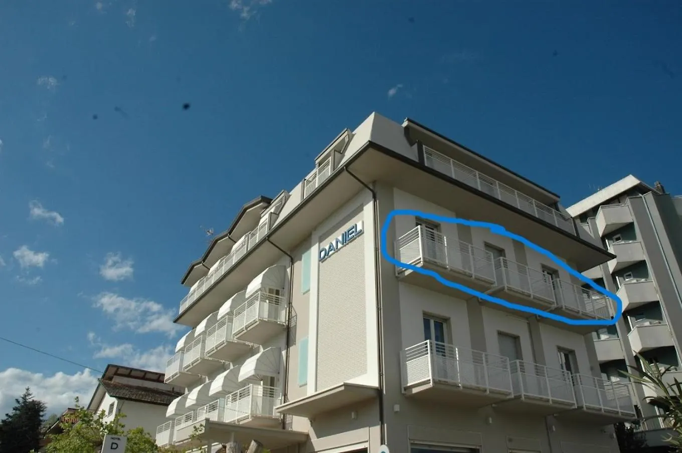 Daniel Apartments location